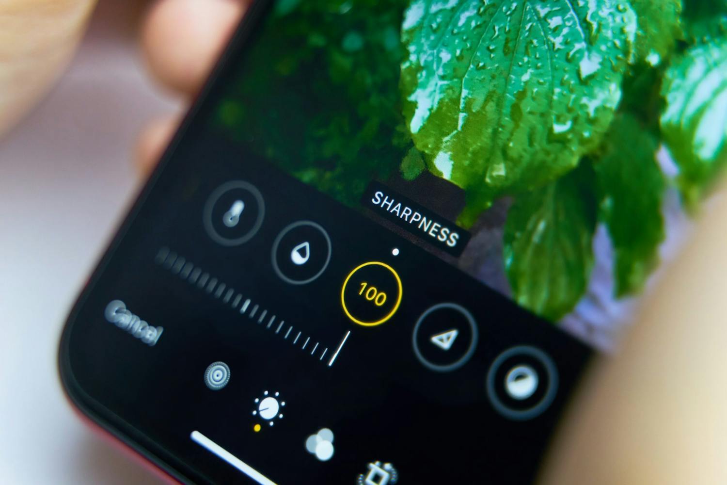En telefon med Snapseed appen åben